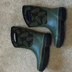 bogs with green leaf print